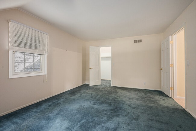 Building Photo - 3310 Lake Dr