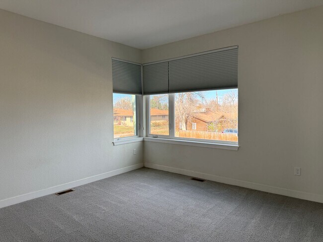 Building Photo - Fresh-Modern-Convenient 2/3/2 Twnhome