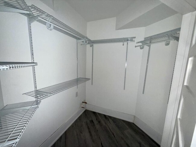 Building Photo - 2 bedroom in Chicago IL 60610