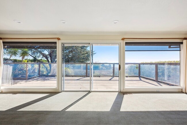 Building Photo - Bay View Home In Peacock Gap
