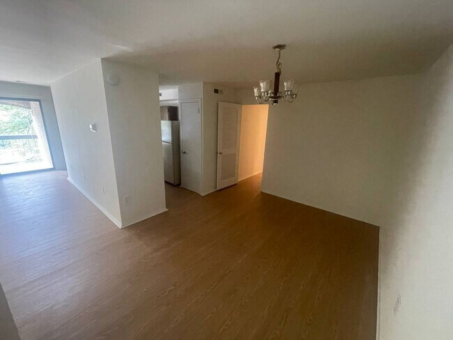 Building Photo - Conveniently Located Gaithersburg 3 Bed/2 Bath Condo, Just Minutes away from I-270 and Shopping!