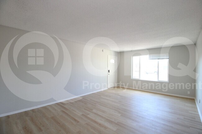 Building Photo - 537 E Laguna Dr