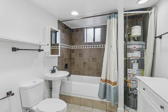 Building Photo - Bright Cozy Home w/ Deck & Yard Near Des M...