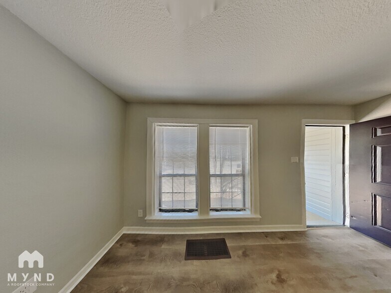Building Photo - 3862 Meadowbrook Dr