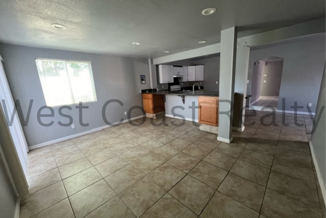 Building Photo - ***COMING SOON*** Spacious 4 bedroom 2.5 B...