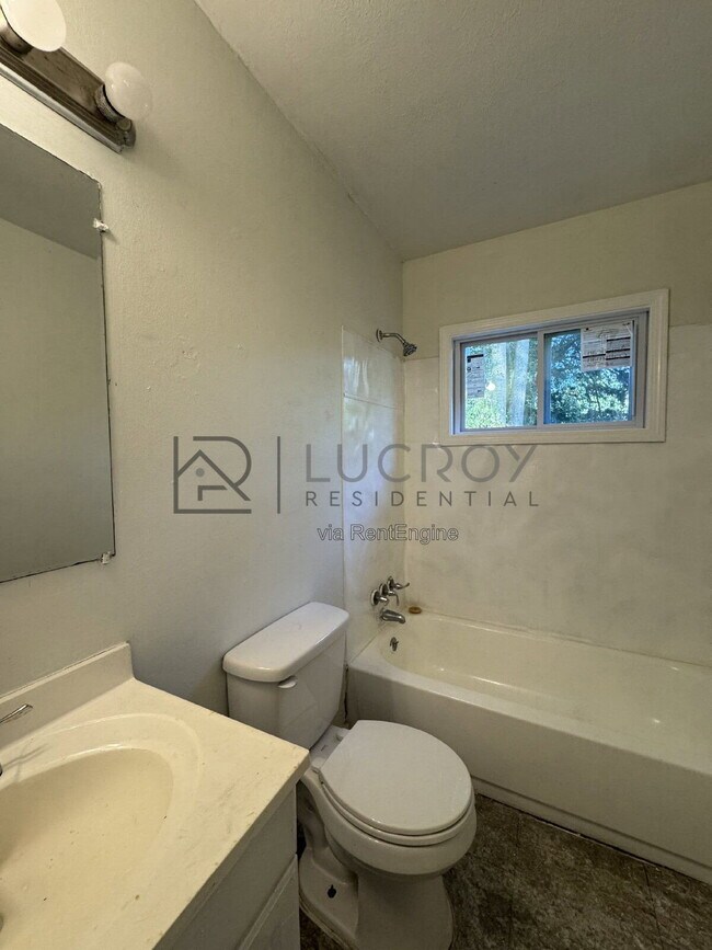 Building Photo - 2716 Woodside Dr