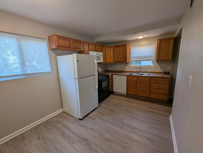 Building Photo - Fresh Updates and Flexible Space in Florissant