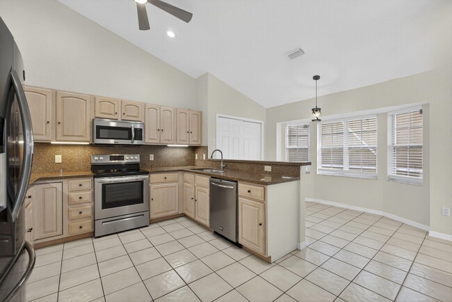 Building Photo - 12865 Meadowbend Dr