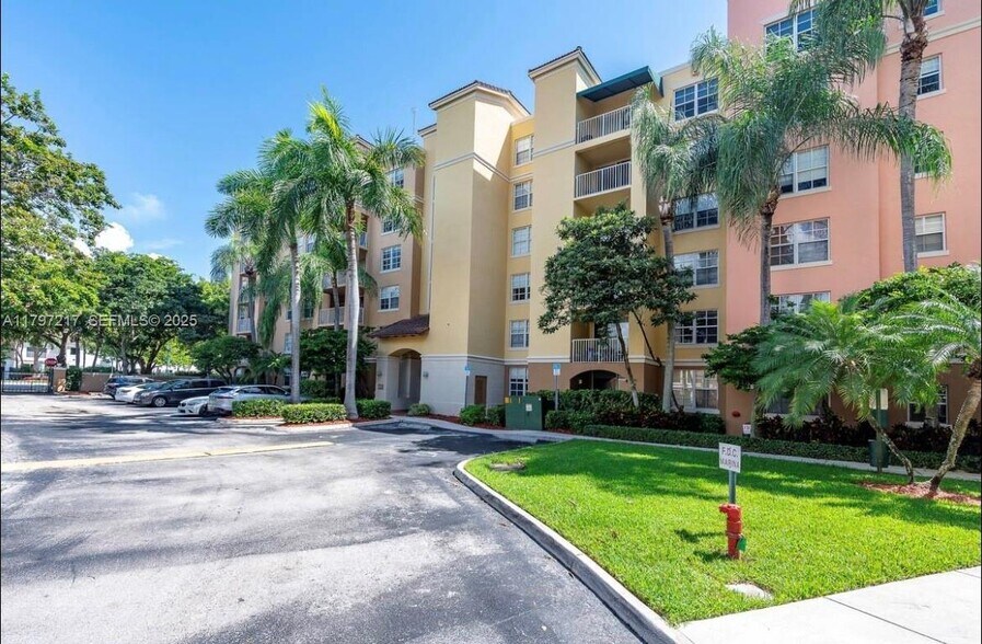 Building Photo - 19999 E Country Club Dr