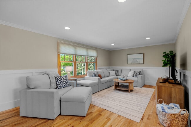 Building Photo - 46 Steamboat St