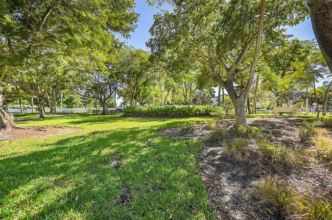 Building Photo - 1027 Tequesta St