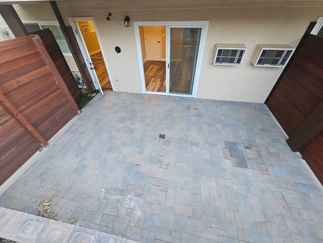 Building Photo - Encinitas Renovated Two Bedroom Apartment