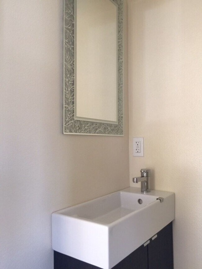 Building Photo - Gorgeous 2 Story Ultra-Sleek 1BD+Loft/1.5 Bath!