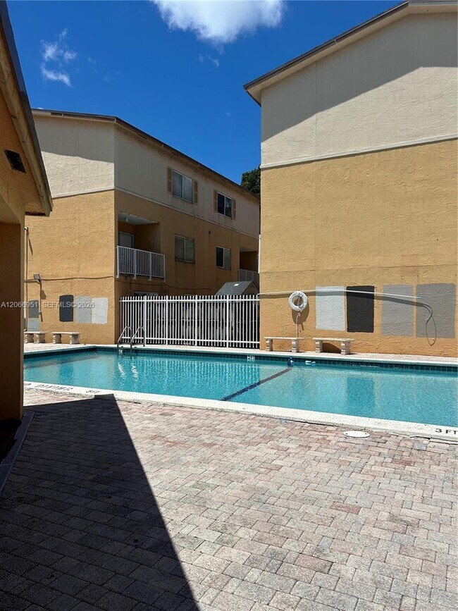 Building Photo - 6245 SW Kendale Lakes Cir