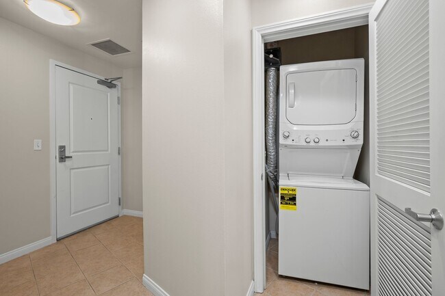 Building Photo - Beautiful Condo Right Across from Petco Park!