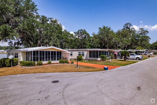 106 Evergreen Ln Lady Lake, FL 32159-3293 - Water Oak Country Club Estates