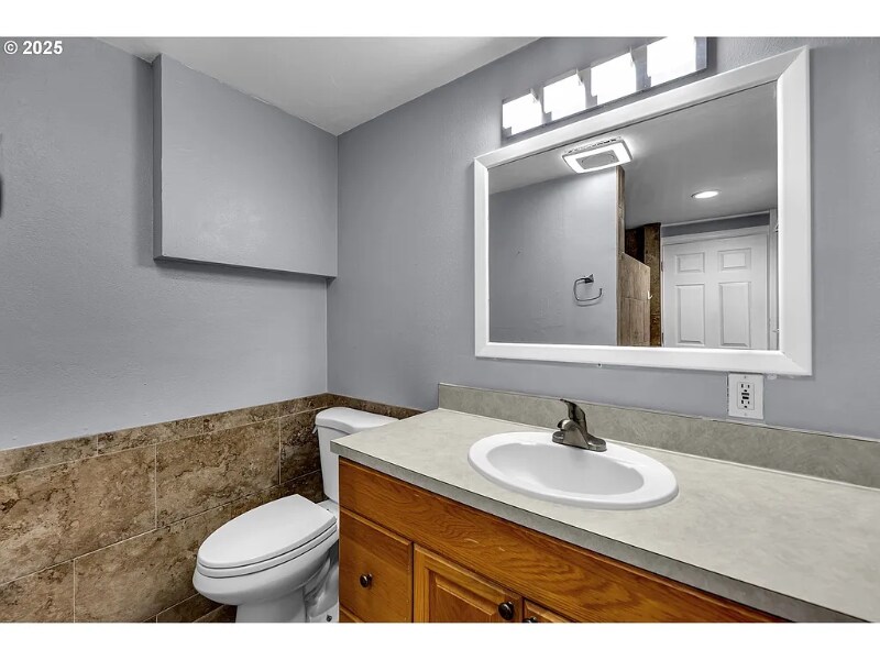 Building Photo - 1320 NW Maple Ln