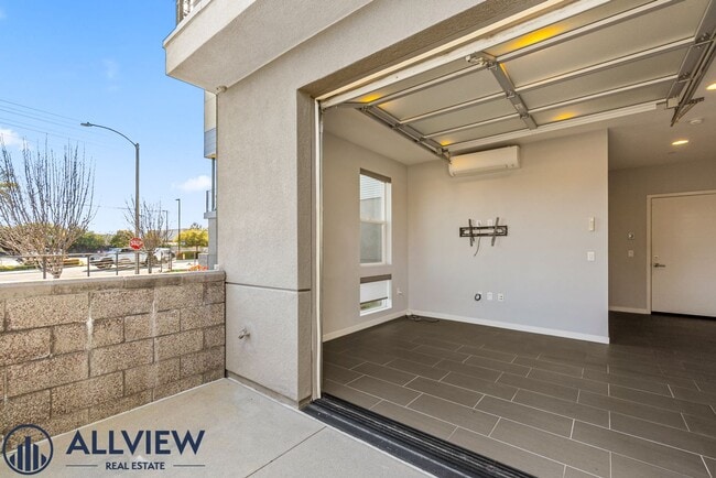 Building Photo - Beautiful three story live/work townhome i...