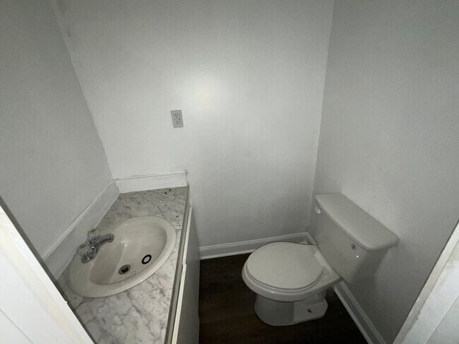 Building Photo - 2843 Comfort St
