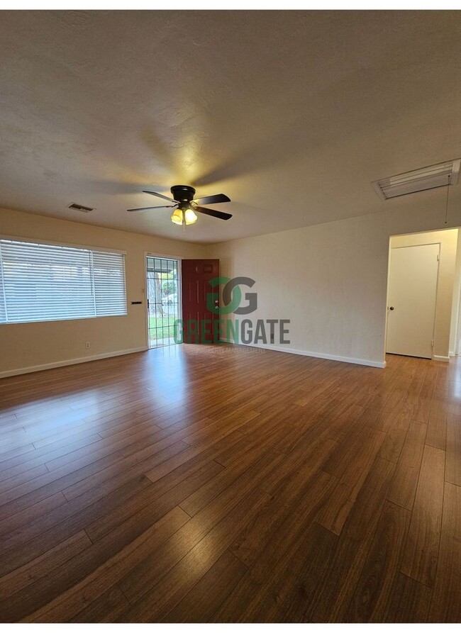 Building Photo - 2 Bedroom 1 Bath Duplex Available NOW in M...