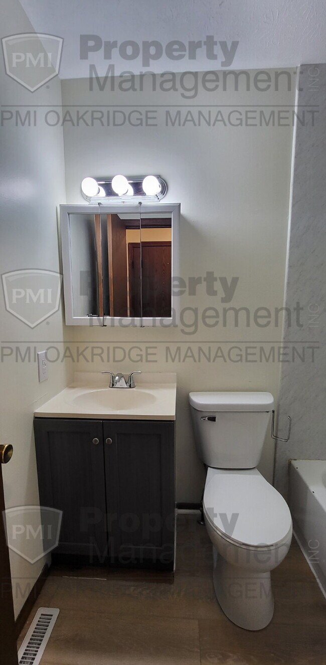 Building Photo - 2 Bed 1.5 Bath Townhome