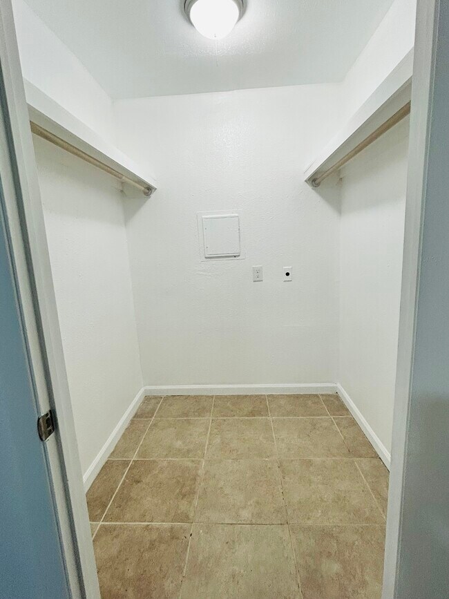 Building Photo - 5767 Belcrest St