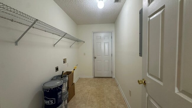 Building Photo - 3 bed/2 bath home, conveniently located in quiet Meadowfield Bluff