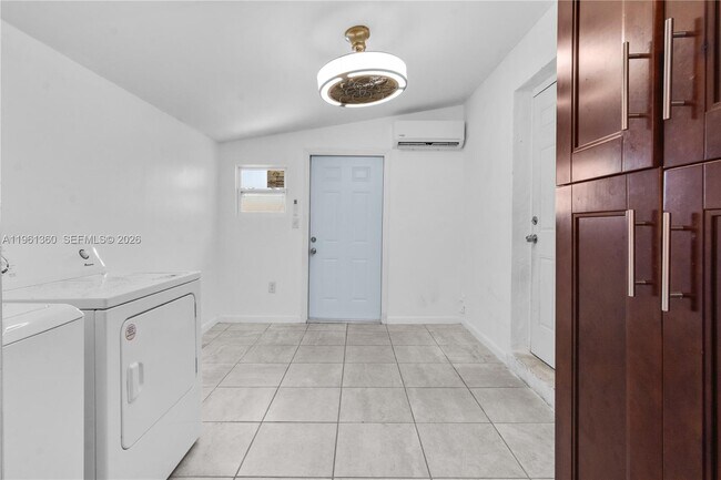 Building Photo - 11535 Lincoln Blvd