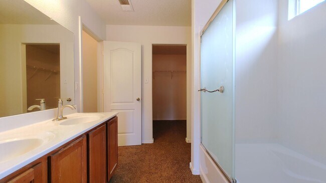 Building Photo - 2105 Margarita Dr SE