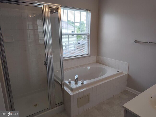 Building Photo - 5032 Finsbury Rd