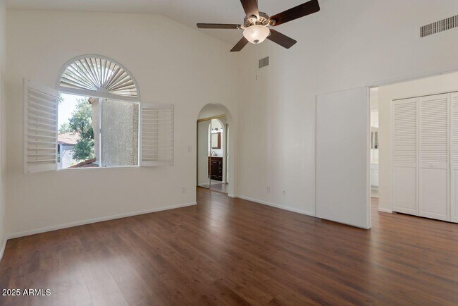 Building Photo - 4020 E Laurel Ln