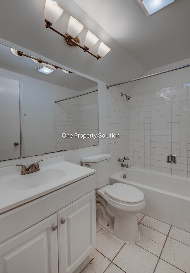 Building Photo - 924 W 60th Pl