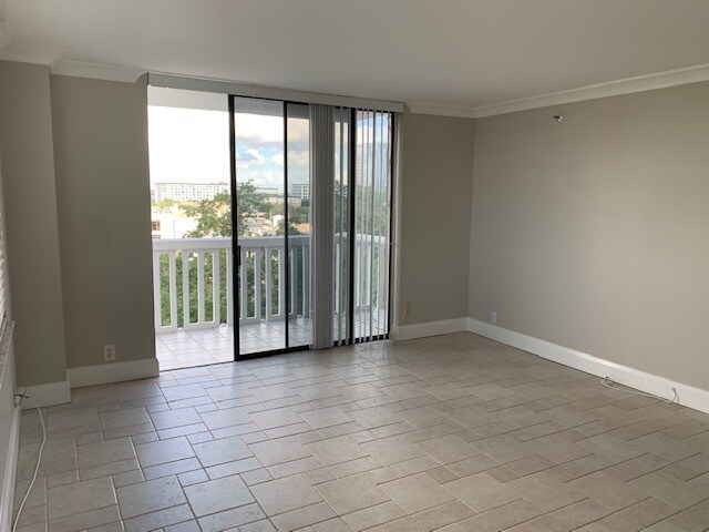 Balcony Acess - 400 E Colonial Dr