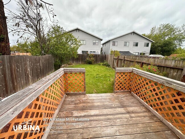 Building Photo - Charming Midtown Petaluma 2BD Duplex w/ Fenced Yard