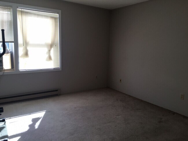 Building Photo - One bedroom with garage