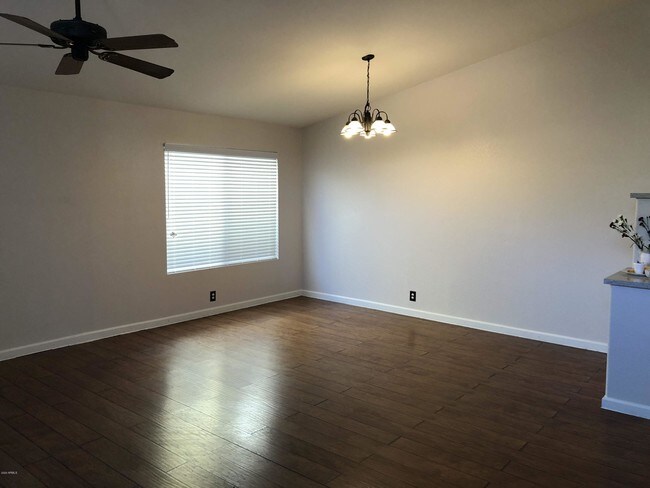 Building Photo - 1553 E Oakland St