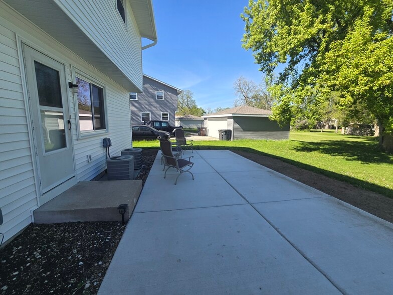 Backyard Patio - 821 State St