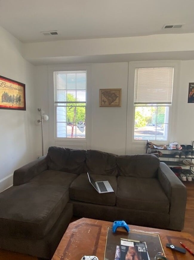 Building Photo - 148S