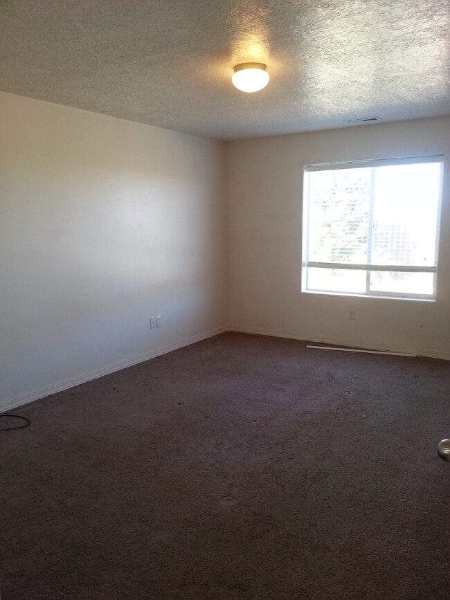 Building Photo - 3 bedroom 2 bath Twin Home - Pets considered!