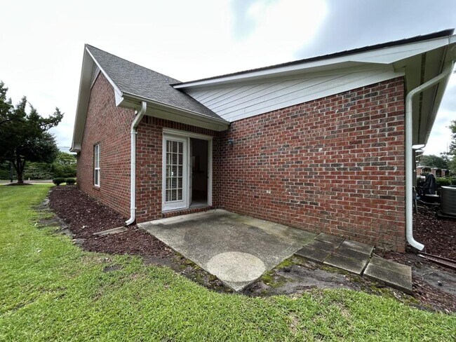 Building Photo - 1600 Sturdivant Dr