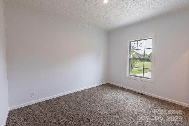 Building Photo - 2070 Travis Rd