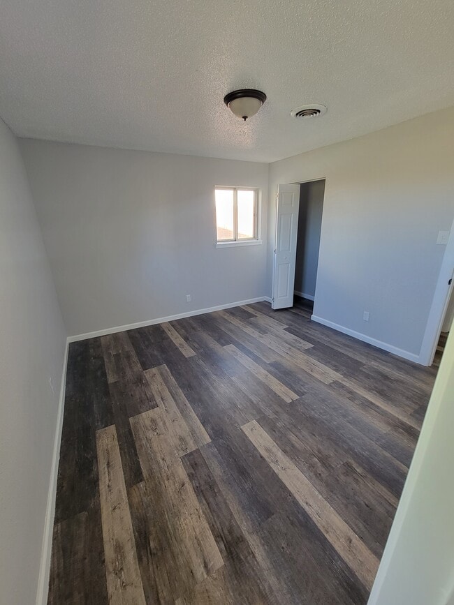 Building Photo - 307 Robins Dr