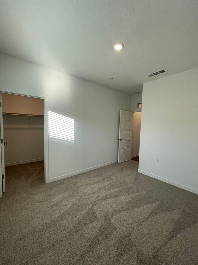 Building Photo - Modern Luxury Living in Madera!