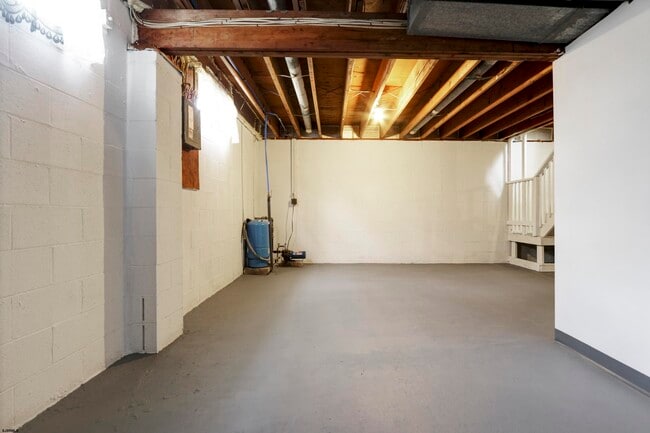 Building Photo - 6007 W Jersey Ave