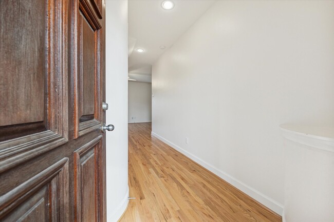 Building Photo - 701 E 40th St