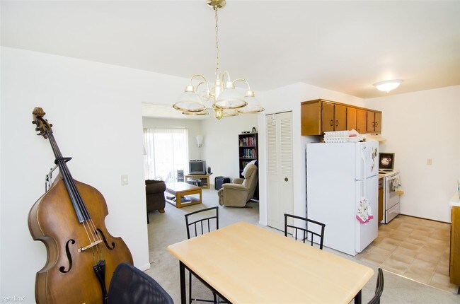 Building Photo - 2 br, 1 bath Apartment - Ambassador Apartm...