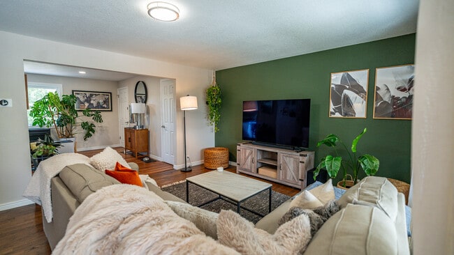 Building Photo - 480 Troy St