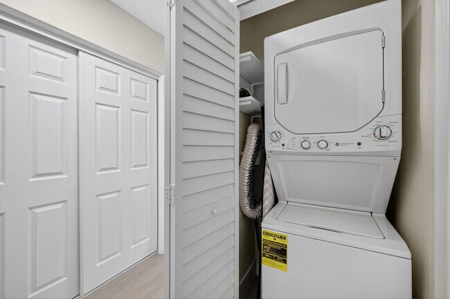 Building Photo - Wilton Manors