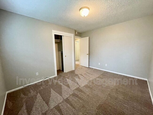Building Photo - 6224 NW Dogwood Dr