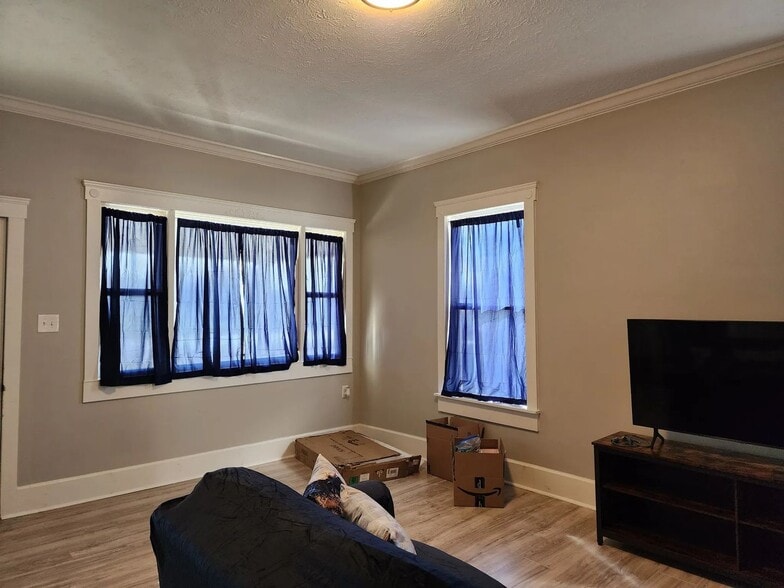 Building Photo - 1115 E 8th St